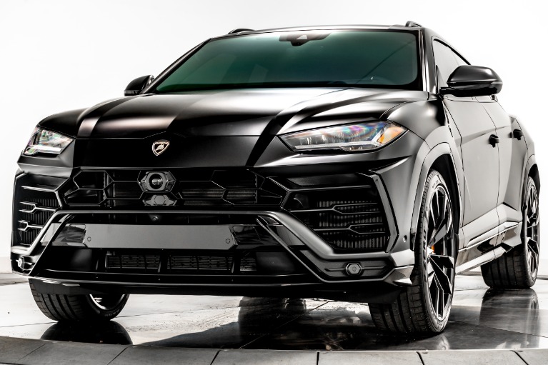 The 2021 Lamborghini Urus stands out even on a gloomy day - CNET