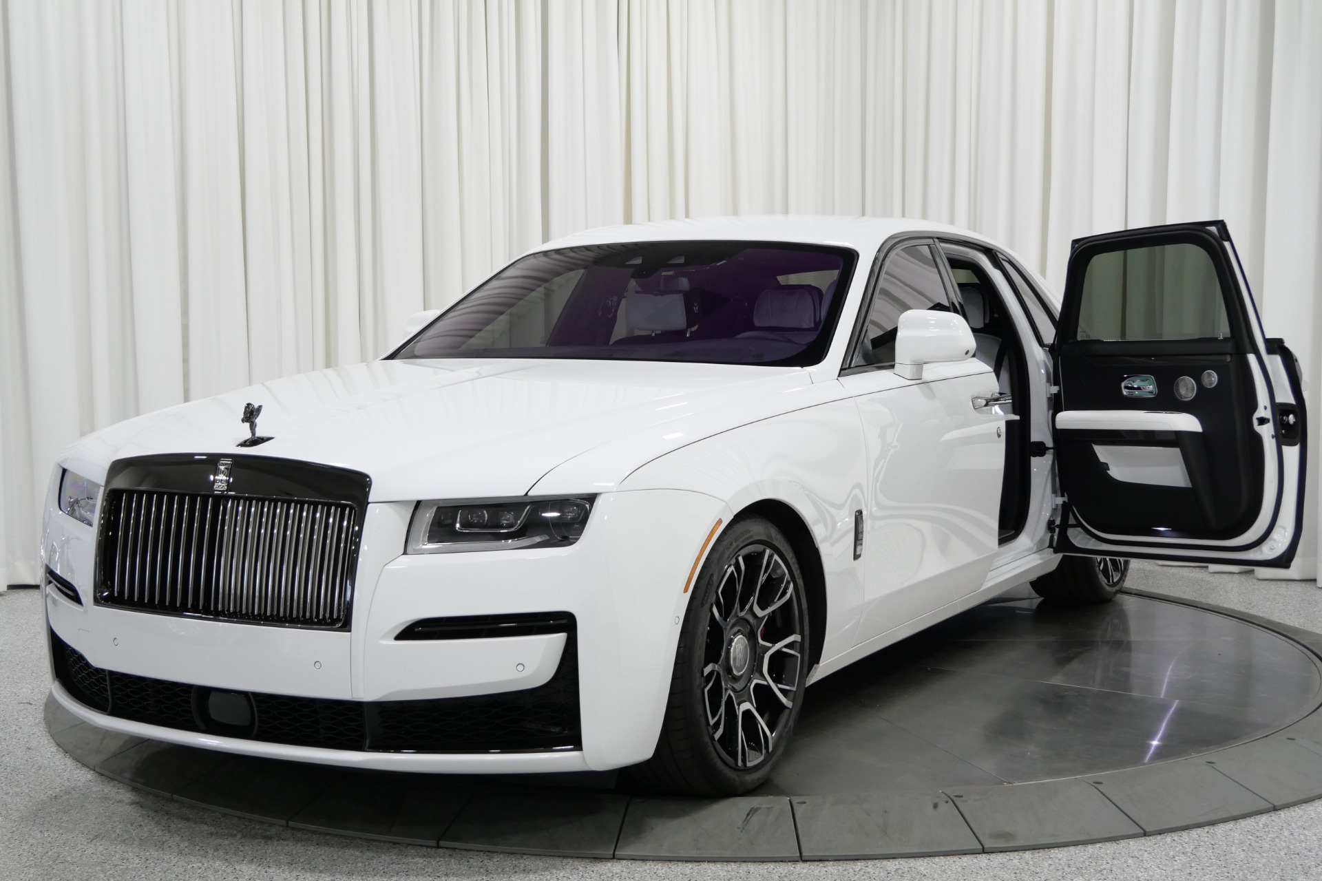 Full vehicle details of 2022 Rolls-Royce Ghost Black Badge Ghost Arctic  White Arctic White Black Badge Technical Fibre Veneer available for sale at  Rolls-Royce Motor Cars Tokyo 4-1 Kioi-Cho,Chiyoda-Ku,Tokyo 102-0094 for €0